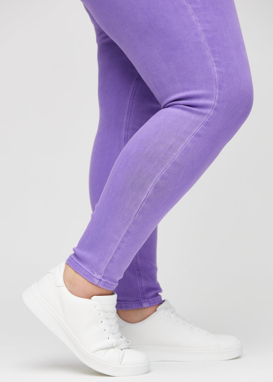 Skinny-Jeans für Damen in Lila, Farbe Lavenders. Nahaufnahme der eng anliegenden Beinabschlüsse am Knöchel eines Plus-Size-Models.