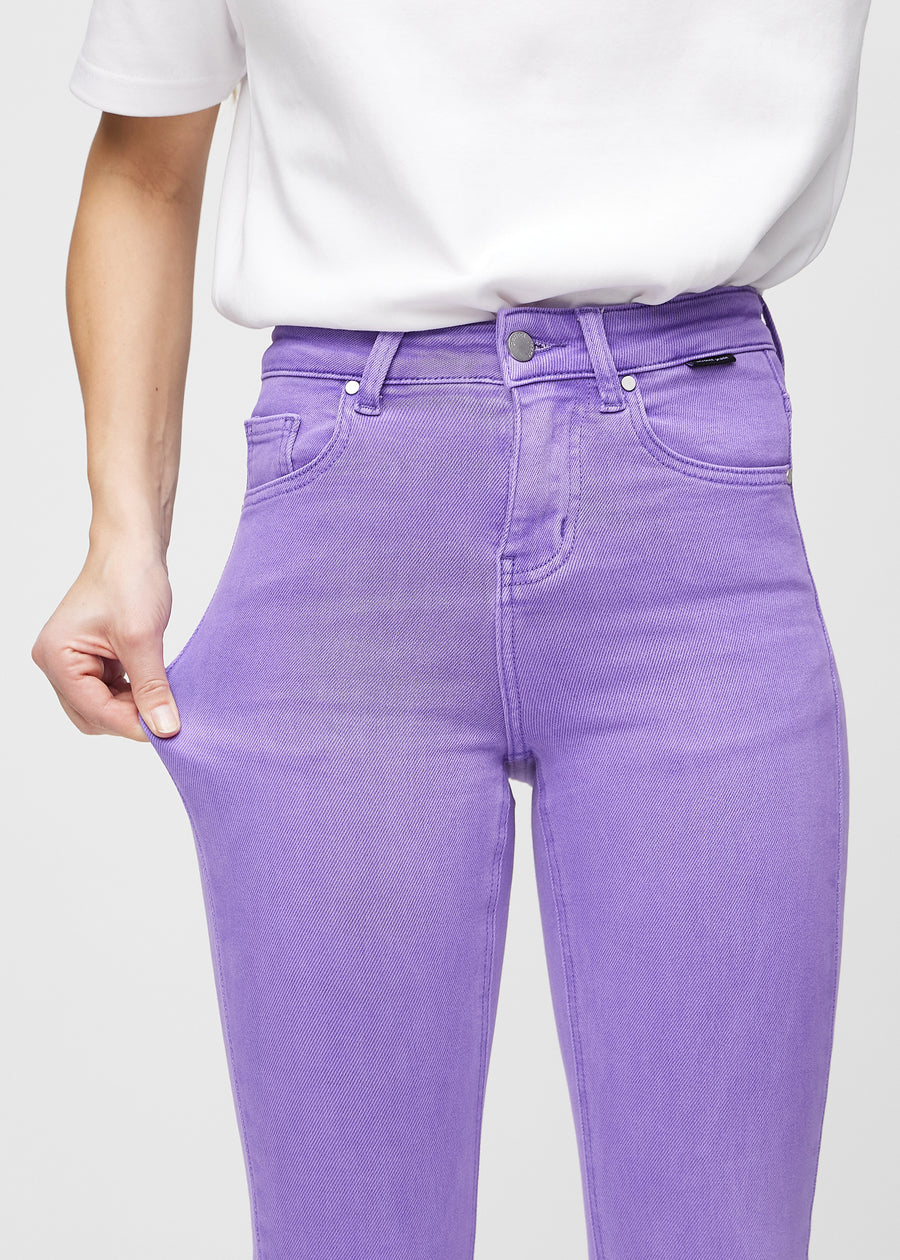 Skinny-Jeans für Damen in Lila, Farbe Lavenders. Ein Model dehnt den Jeansstoff am Oberschenkel, um den Stretch zu zeigen.