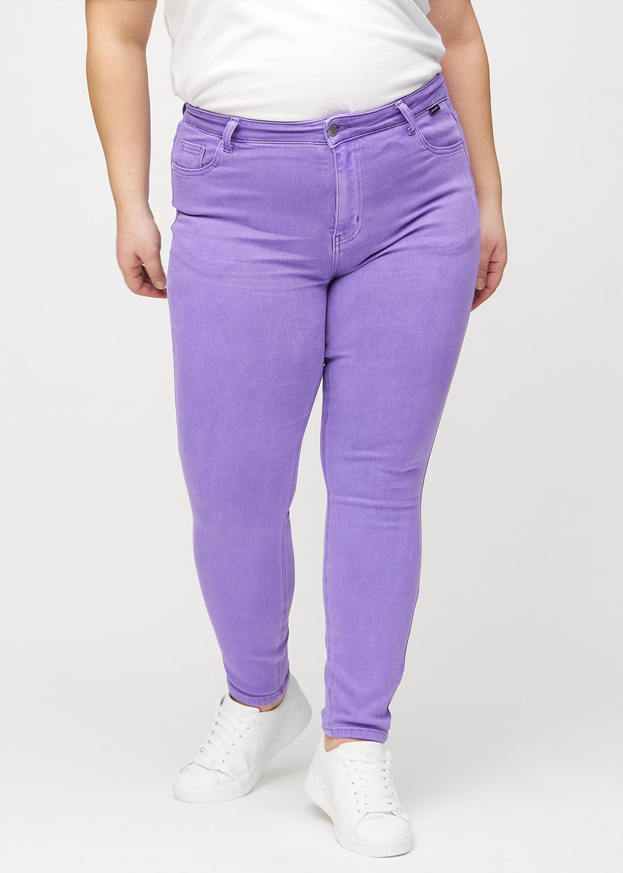 Skinny-Jeans für Damen in Lila, Farbe Lavenders. Vorderansicht an einem Plus-Size-Model, mit eng anliegenden Beinen.