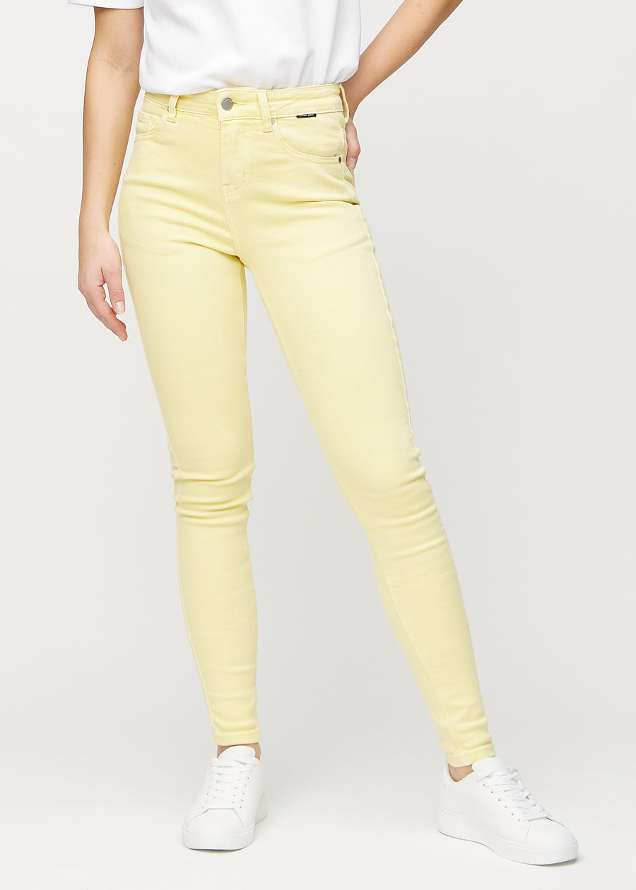 Skinny-Jeans für Damen in Hellgelb, Farbe Lemonades. Vorderansicht an einem Model, mit eng anliegenden Beinen.