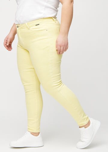 Skinny-Jeans für Damen in Hellgelb, Farbe Lemonades. Seitenansicht an einem Plus-Size-Model.