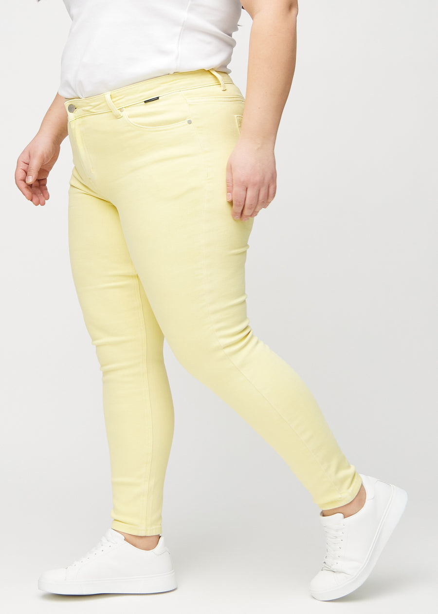 Skinny-Jeans für Damen in Hellgelb, Farbe Lemonades. Seitenansicht an einem Plus-Size-Model.