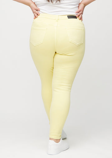 Skinny-Jeans für Damen in Hellgelb, Farbe Lemonades. Rückansicht an einem Plus-Size-Model mit der gesamten Passform.