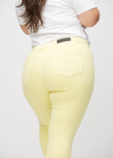 Skinny-Jeans für Damen in Hellgelb, Farbe Lemonades. Nahaufnahme der Rückseite an einem Plus-Size-Model, um Details zu zeigen.