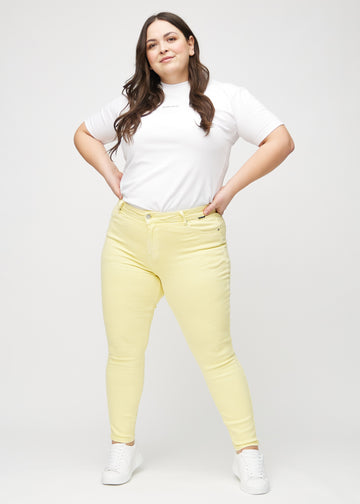 Skinny-Jeans für Damen in Hellgelb, Farbe Lemonades. Ganzkörperansicht eines Plus-Size-Models in den Jeans.