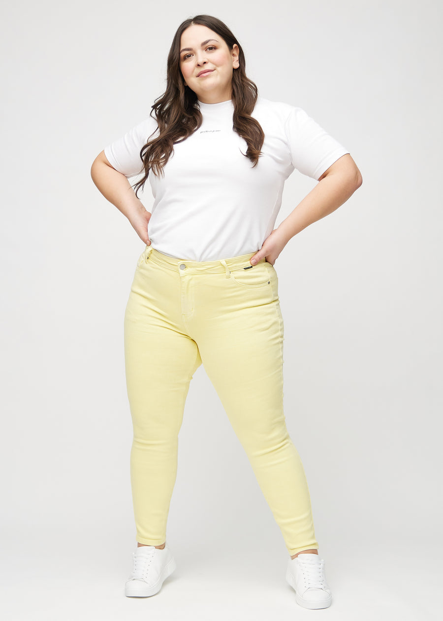 Skinny-Jeans für Damen in Hellgelb, Farbe Lemonades. Ganzkörperansicht eines Plus-Size-Models in den Jeans.