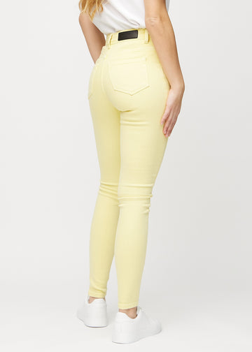 Skinny-Jeans für Damen in Hellgelb, Farbe Lemonades. Rückansicht an einem Model mit der gesamten Passform.