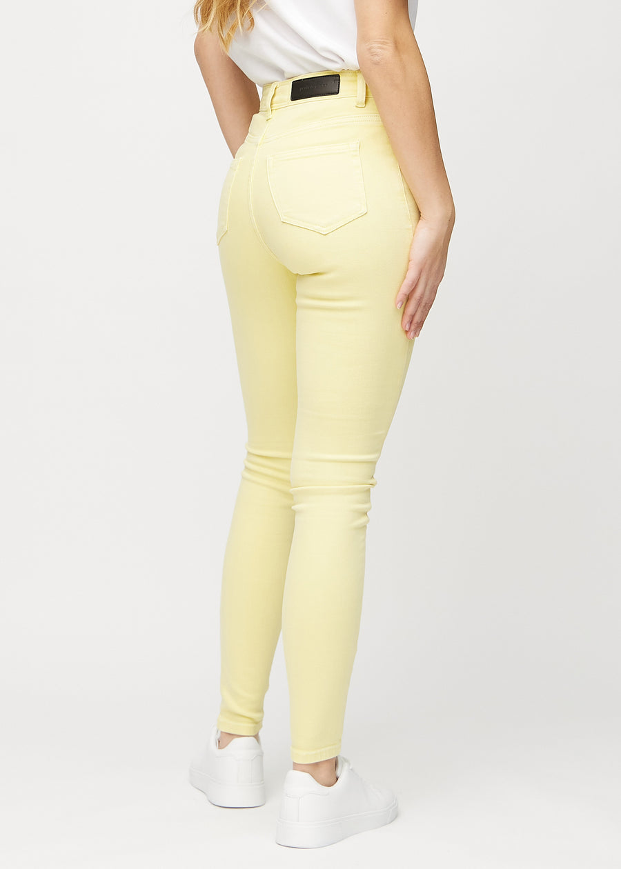 Skinny-Jeans für Damen in Hellgelb, Farbe Lemonades. Rückansicht an einem Model mit der gesamten Passform.