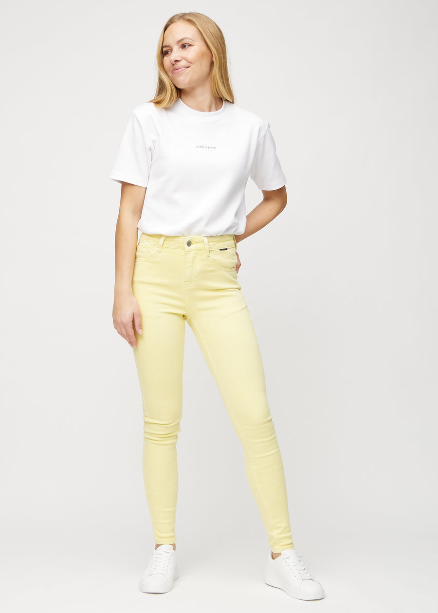 Skinny-Jeans für Damen in Hellgelb, Farbe Lemonades. Ganzkörperansicht eines Models in den Jeans.
