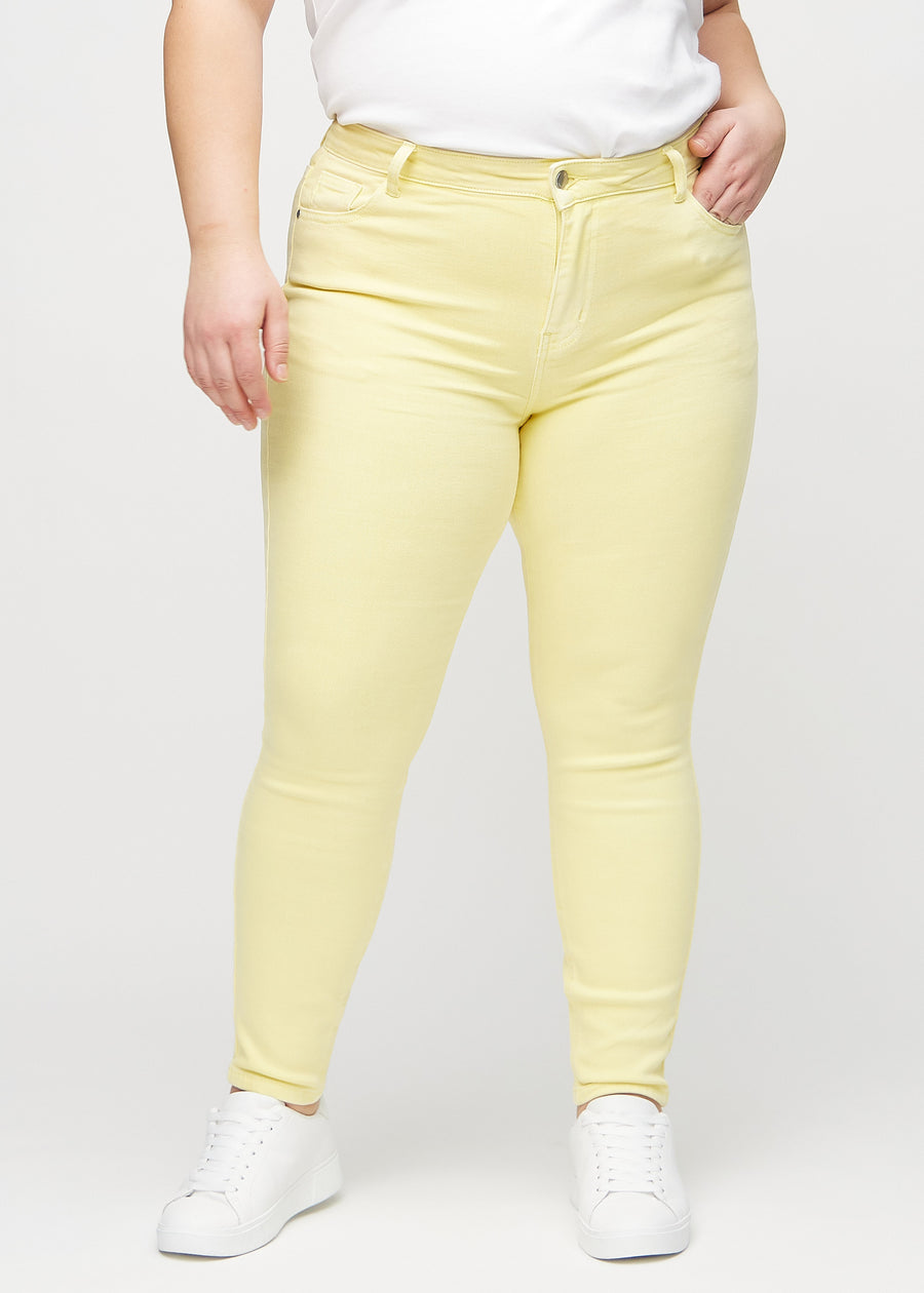Skinny-Jeans für Damen in Hellgelb, Farbe Lemonades. Vorderansicht an einem Plus-Size-Model, mit eng anliegenden Beinen.
