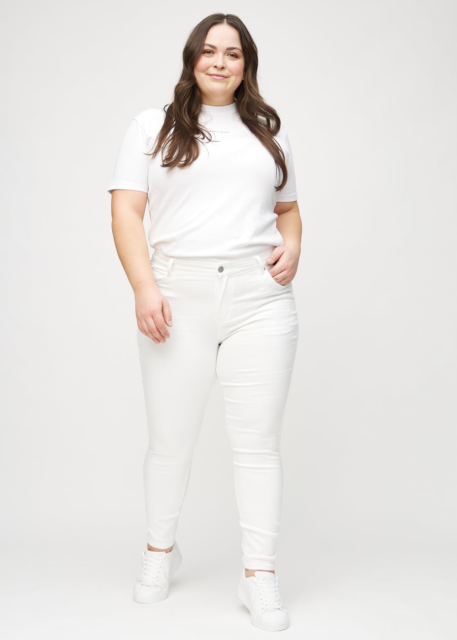 Skinny-Jeans für Damen in Weiß, Farbe Marguerites. Ganzkörperansicht eines Plus-Size-Models in den Jeans.