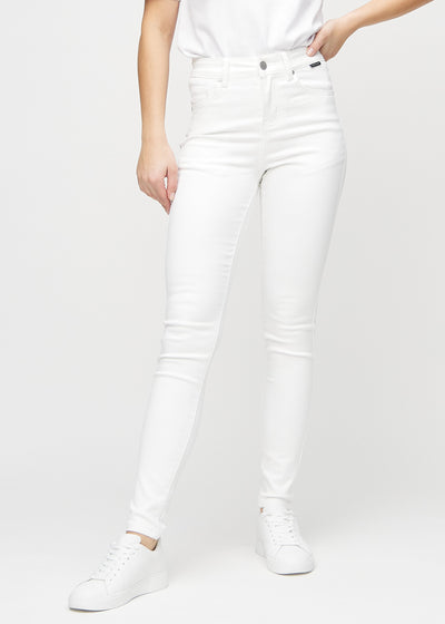 Skinny-Jeans für Damen in Weiß, Farbe Marguerites. Vorderansicht an einem Model, mit eng anliegenden Beinen.