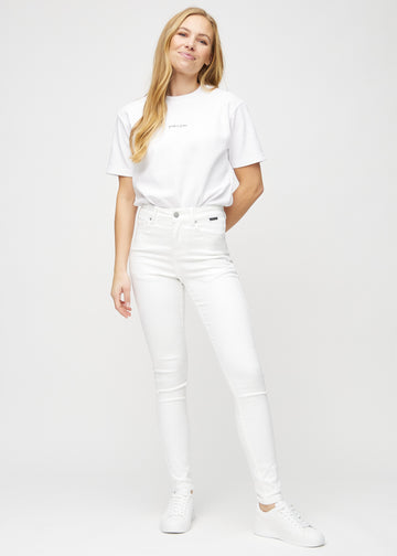 Skinny-Jeans für Damen in Weiß, Farbe Marguerites. Ganzkörperansicht eines Models in den Jeans.