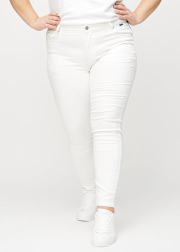 Skinny-Jeans für Damen in Weiß, Farbe Marguerites. Vorderansicht an einem Plus-Size-Model, mit eng anliegenden Beinen.