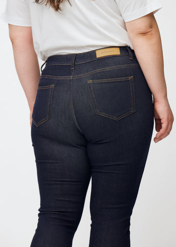 Tief dunkelblaue Denim jeans für Damen in der Farbe Midnights von hinten in Nahaufnahme an einem Plus-Size-Model gesehen.
