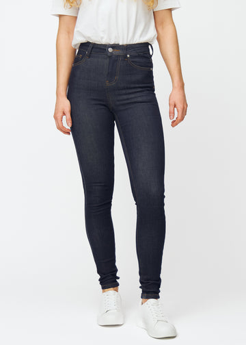 Tief dunkelblaue Denim jeans für Damen in der Farbe Midnights mit skinny Passform, von vorne gesehen, die von der Taille bis zum Knöchel eng anliegt.