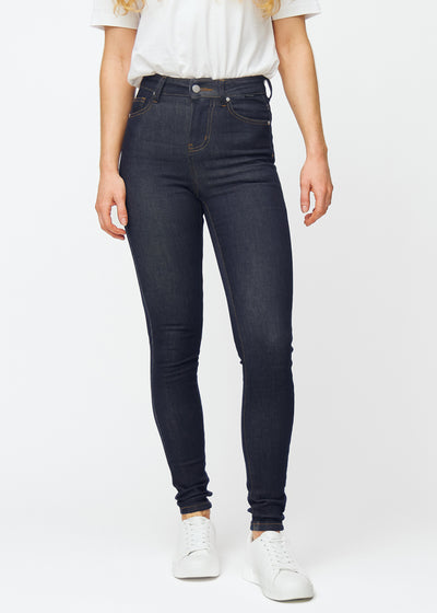 Tief dunkelblaue Denim jeans für Damen in der Farbe Midnights mit skinny Passform, von vorne gesehen, die von der Taille bis zum Knöchel eng anliegt.