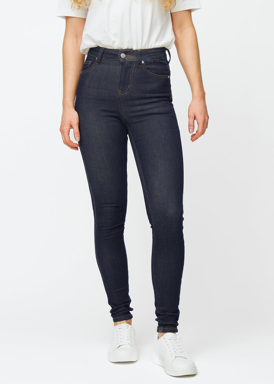 Tief dunkelblaue Denim jeans für Damen in der Farbe Midnights mit skinny Passform, von vorne gesehen, die von der Taille bis zum Knöchel eng anliegt.