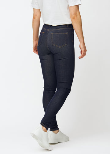 Tief dunkelblaue Denim jeans für Damen in der Farbe Midnights von hinten gesehen, sodass die eng anliegende Passform sichtbar ist.