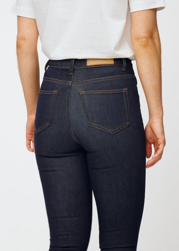 Tief dunkelblaue Denim jeans für Damen in der Farbe Midnights von hinten in Nahaufnahme, um Passform und Details zu zeigen.

