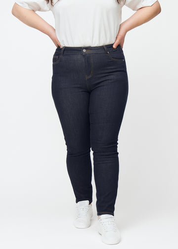 Tief dunkelblaue Denim jeans für Damen in der Farbe Midnights mit skinny Passform, von vorne an einem Plus-Size-Model gesehen.