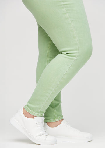 Die Knöchel eines Plus-Size-Models, damit man sehen kann, wie eng die Jeans anliegen.