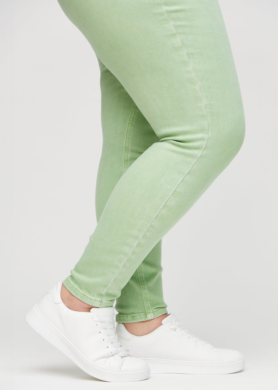 Die Knöchel eines Plus-Size-Models, damit man sehen kann, wie eng die Jeans anliegen.