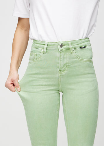 Das Model zieht die Jeans am Oberschenkel auseinander, um den Stretch zu zeigen.