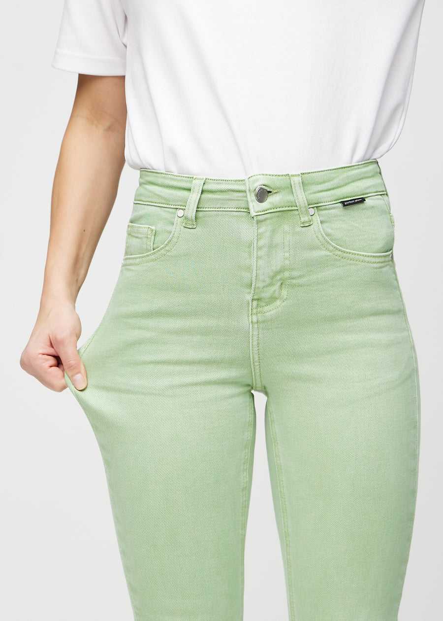 Das Model zieht die Jeans am Oberschenkel auseinander, um den Stretch zu zeigen.