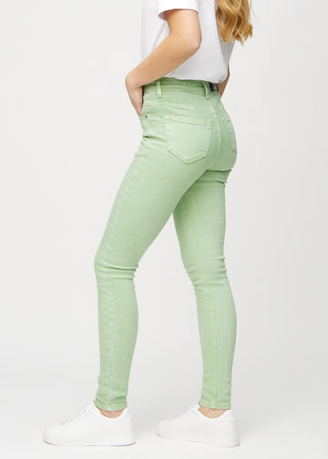 Hellgrüne skinny jeans von der Seite am Model gesehen.