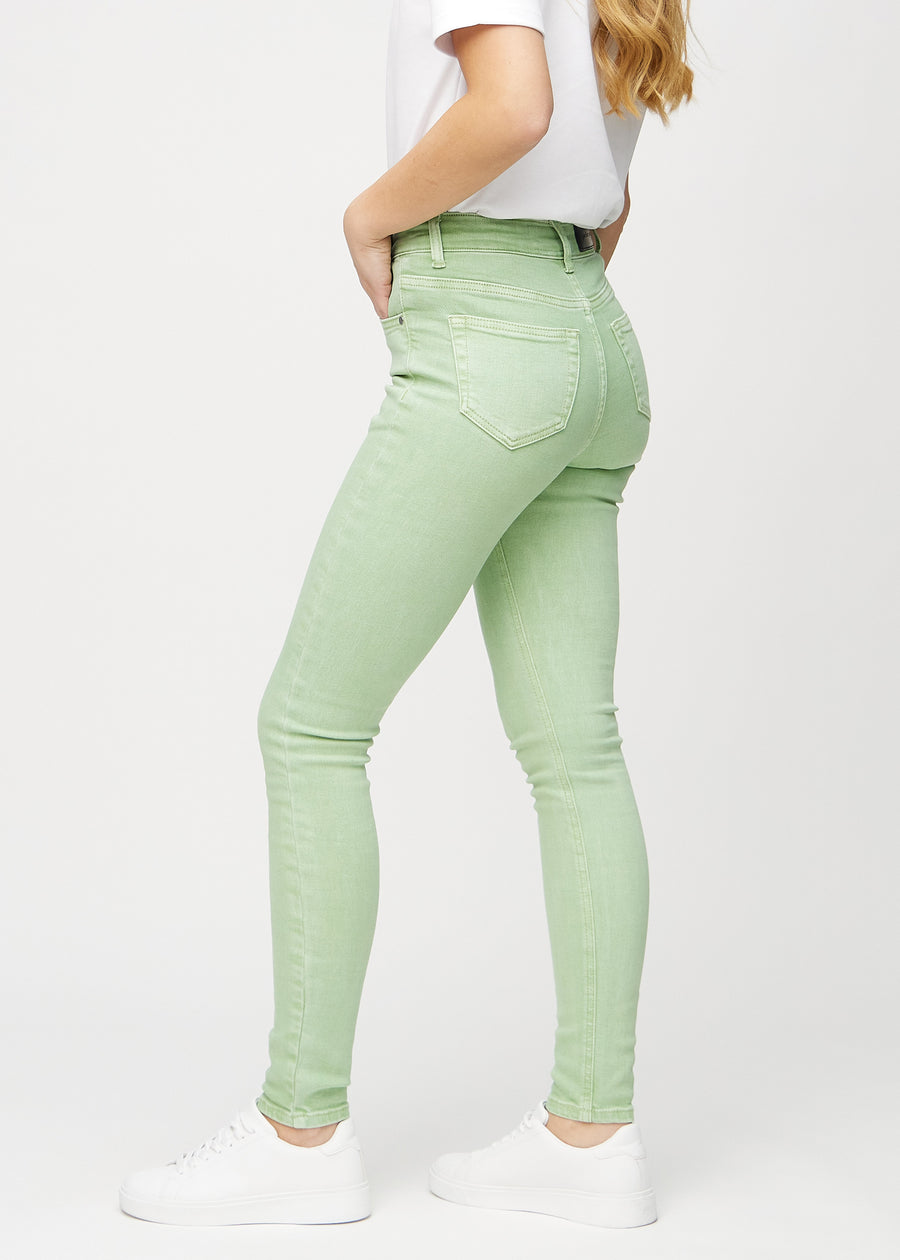 Hellgrüne skinny jeans von der Seite am Model gesehen.