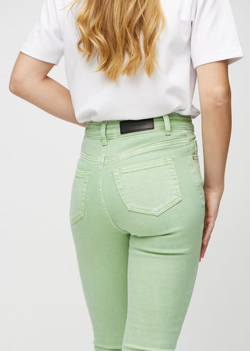 Hellgrüne skinny jeans von hinten in Nahaufnahme, um Details zu zeigen.