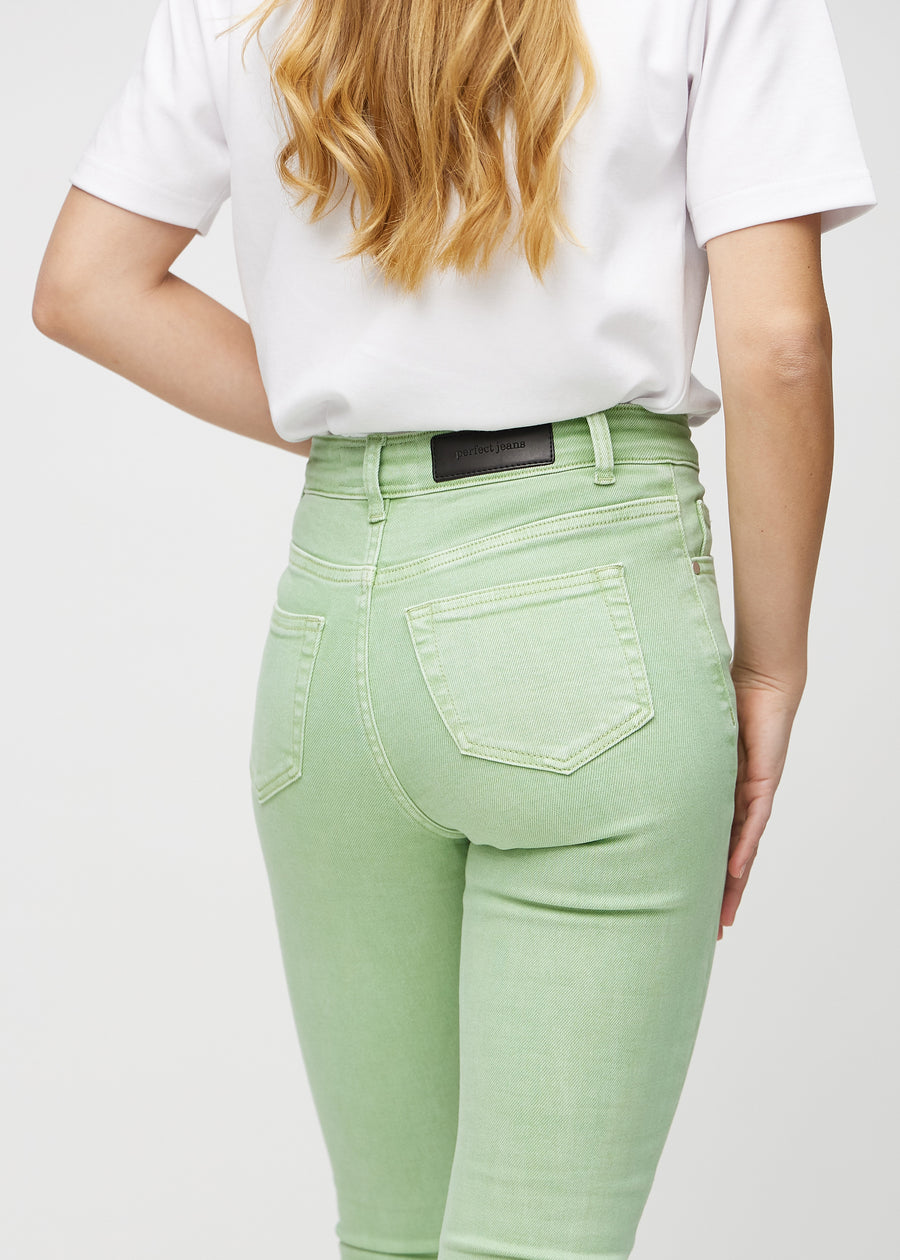 Hellgrüne skinny jeans von hinten in Nahaufnahme, um Details zu zeigen.