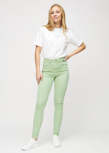 Ganzkörperbild eines Models in hellgrünen skinny jeans.