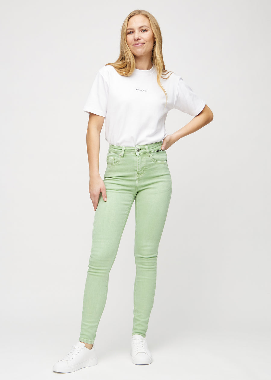 Ganzkörperbild eines Models in hellgrünen skinny jeans.
