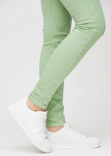 Die Knöchel eines Models, damit man sehen kann, wie eng die Jeans anliegen.