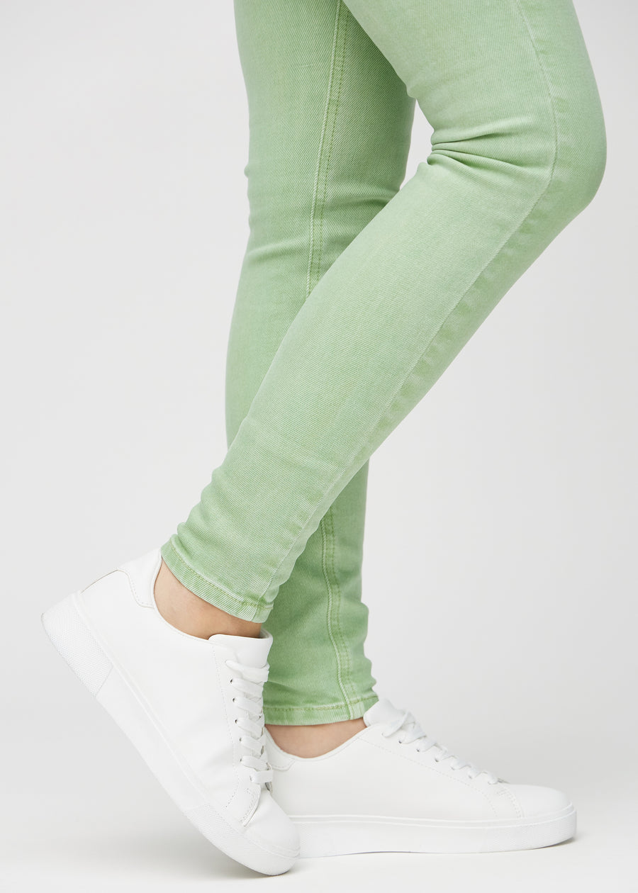 Die Knöchel eines Models, damit man sehen kann, wie eng die Jeans anliegen.