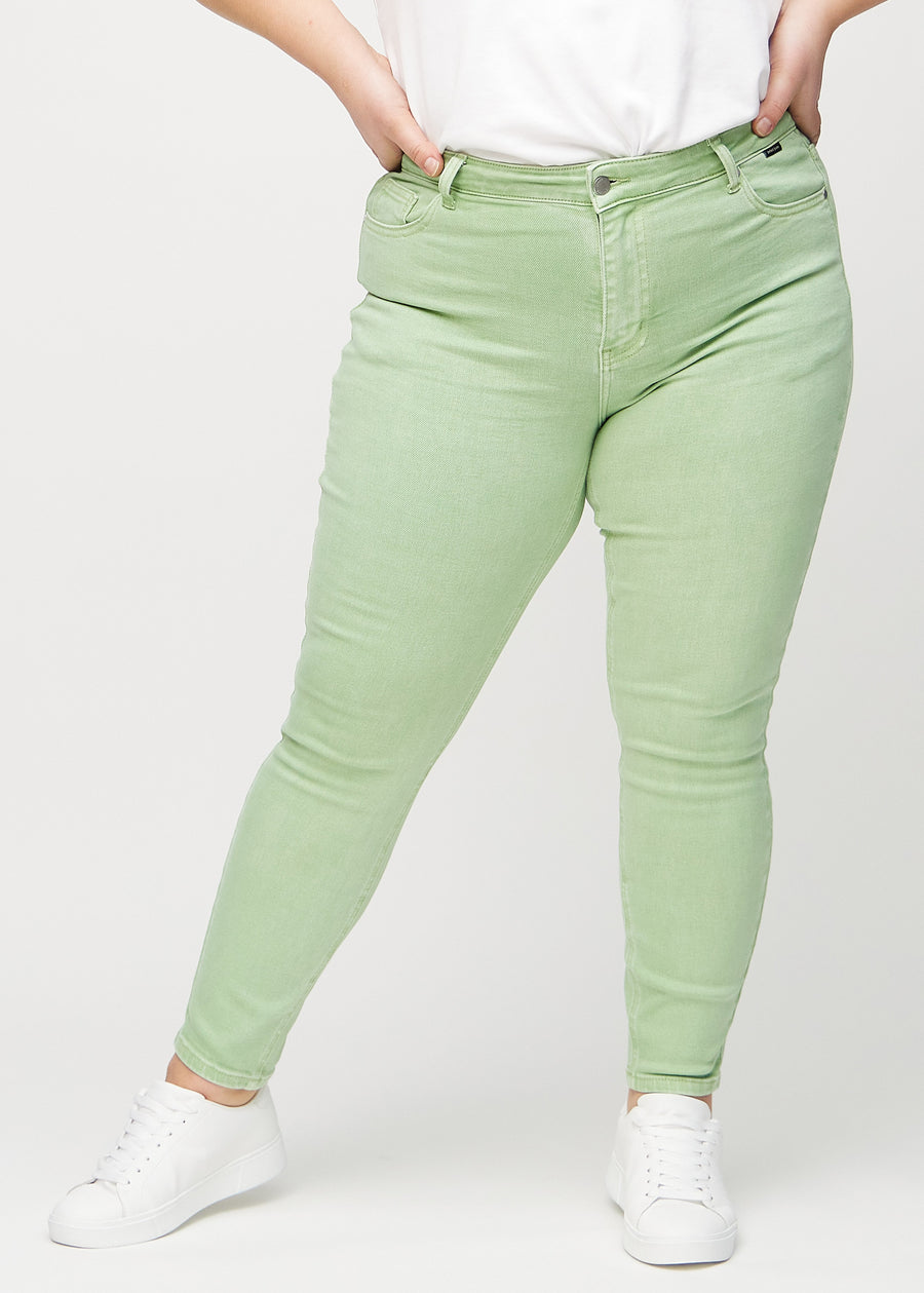 Hellgrüne skinny jeans, Modellname Mints, die bei einem Plus-Size-Model eng am Bein anliegen, von vorn gesehen.