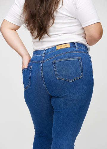 Skinny-Jeans für Damen in Dunkelblau, Farbe Oceans. Nahaufnahme der Rückseite an einem Plus-Size-Model, um Details zu zeigen.