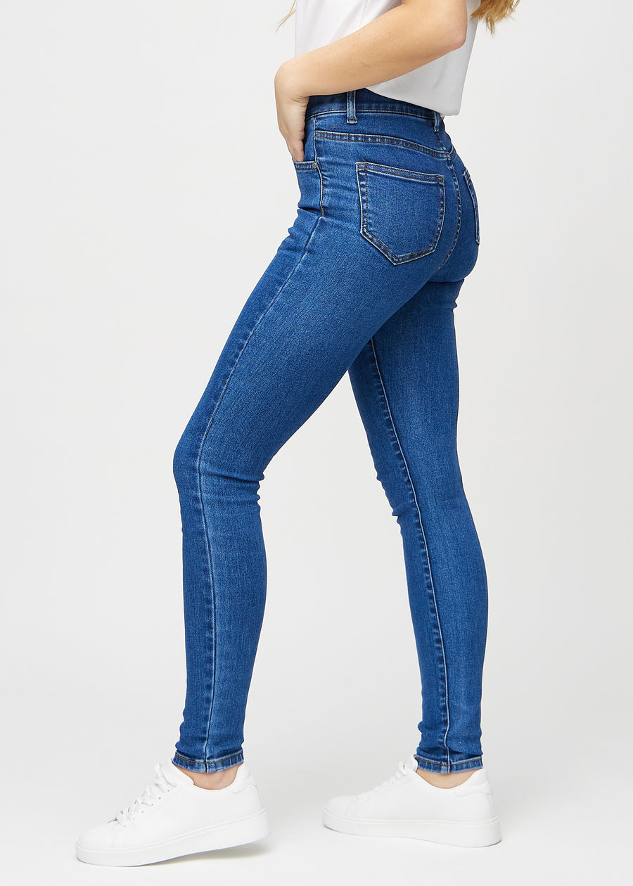 Skinny-Jeans für Damen in Dunkelblau, Farbe Oceans. Seitenansicht an einem Model.