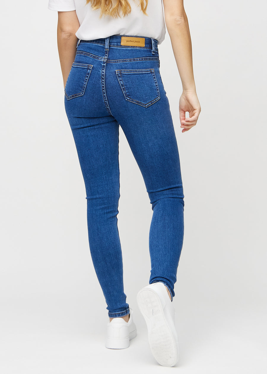 Skinny-Jeans für Damen in Dunkelblau, Farbe Oceans. Rückansicht an einem Model mit der gesamten Passform.