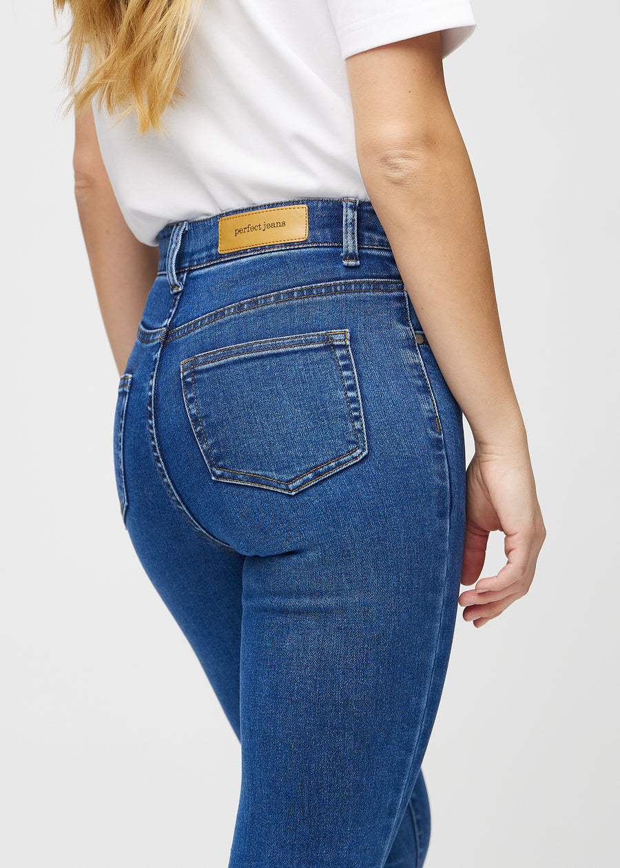 Skinny-Jeans für Damen in Dunkelblau, Farbe Oceans. Nahaufnahme der Rückseite an einem Model, um Details zu zeigen.