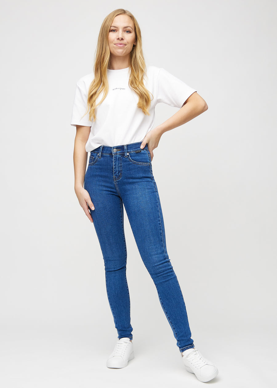 Skinny-Jeans für Damen in Dunkelblau, Farbe Oceans. Ganzkörperansicht eines Models in den Jeans.