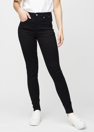 Schwarze skinny jeans, Modellname Ravens, die eng am Bein anliegen, von vorne gesehen.
