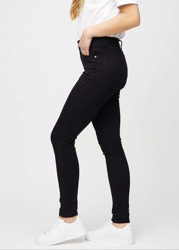 Skinny-Jeans für Damen in Schwarz, Farbe Ravens. Seitenansicht an einem Model.