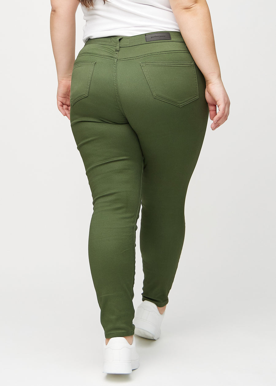 Dunkelgrüne skinny jeans von hinten an einem Plus-Size-Model gesehen, damit man das ganze Produkt sehen kann.