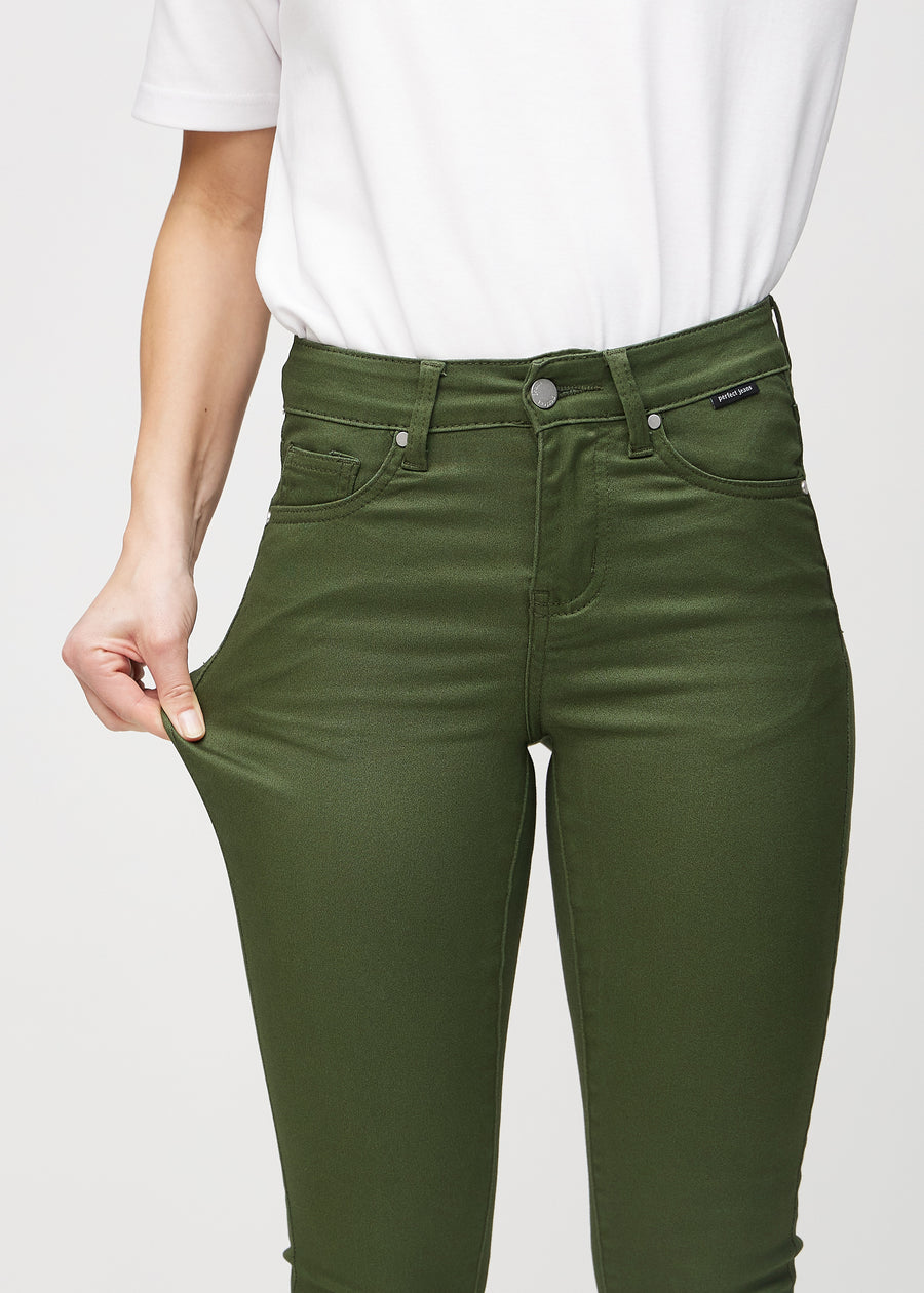 Das Model zieht die Jeans am Oberschenkel auseinander, um den Stretch zu zeigen.