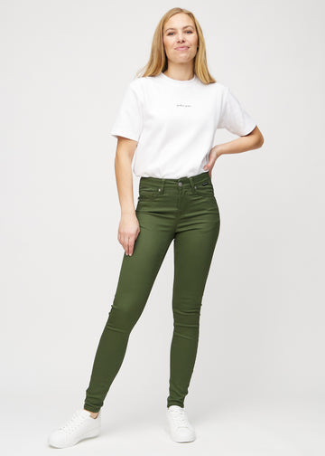 Ganzkörperbild eines Models in dunkelgrünen skinny jeans.
