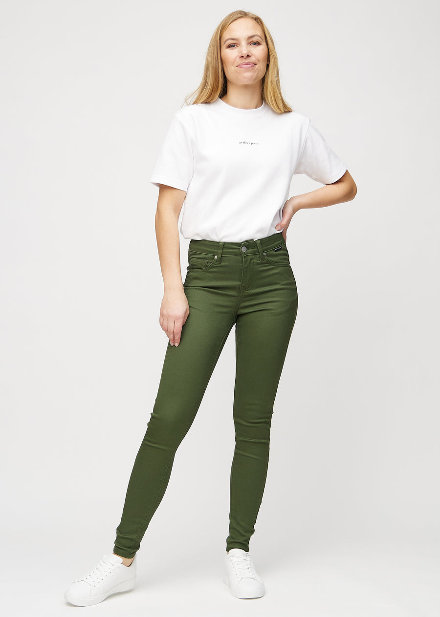 Ganzkörperbild eines Models in dunkelgrünen skinny jeans.