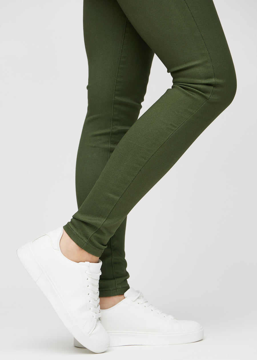 Die Knöchel eines Models, damit man sehen kann, wie locker oder eng die Jeans sitzen.